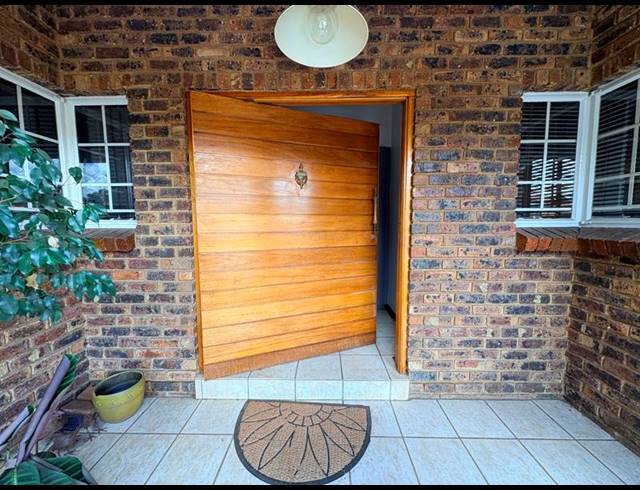 4 BEDROOM TOWNHOUSE FOR SALE IN HENNOPSPARK